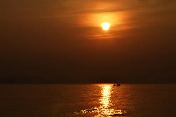 Barca attraverso il riflesso arancione del tramonto — Foto Stock