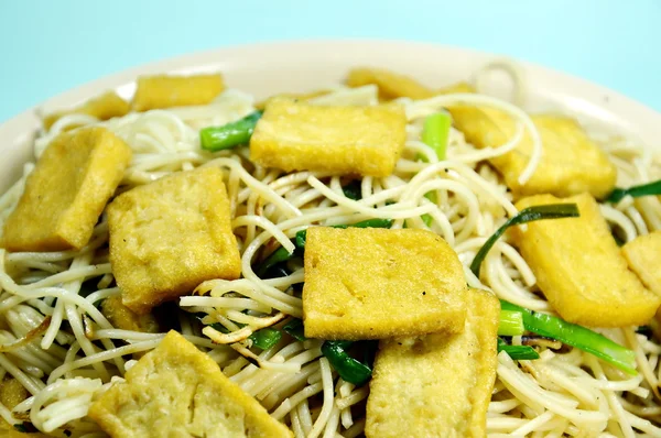 Fideos vegetarianos fritos con tofu — Foto de Stock