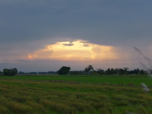Закат и темное облако — стоковое фото