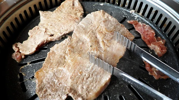 Daging babi mentah pada gridiron — Stok Foto