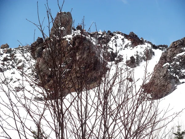 Сніжна гора на горі в Хоккайдо, Японія — стокове фото