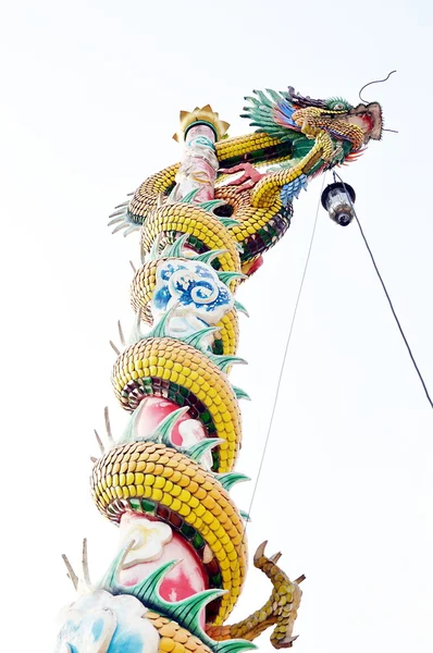 Dragón estatua rodar sobre el poste — Foto de Stock