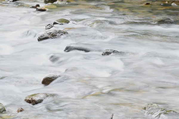 Fiume scorre tra le rocce — Foto Stock