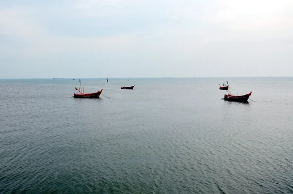 Rybolovu lodě plovoucí na moři — Stock fotografie