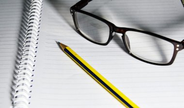 kalem ve kitap gözlük camı