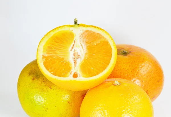 Laranja em fundo branco — Fotografia de Stock