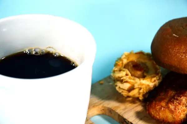 Fekete kávét és különböző kenyereket — Stock Fotó
