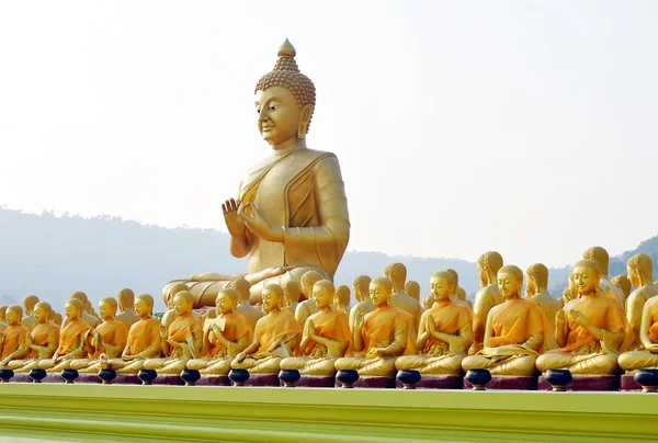 3 番目の太陰月の記念碑の満月の仏日 — ストック写真