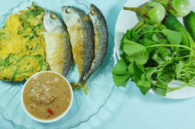 Kızarmış mackerels ve kızarmış yumurta karides ile yapıştırın sos ve çeşitli sebzeler