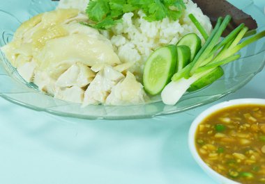 Tavuk çorbasıyla pişirilmiş pirinç.