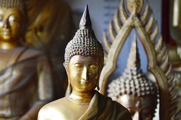 Złoty Budda w czerwonej szacie — Zdjęcie stockowe