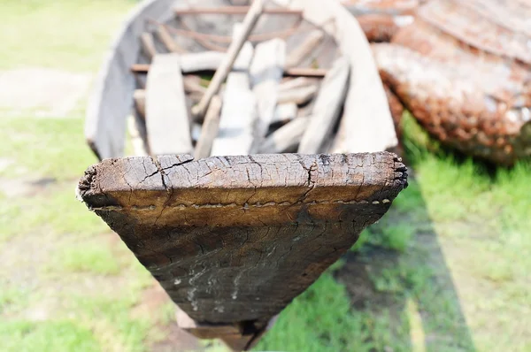 Boeg van een oude hout rij-boot — Stockfoto