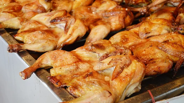 Poulet grillé sur le marché — Photo