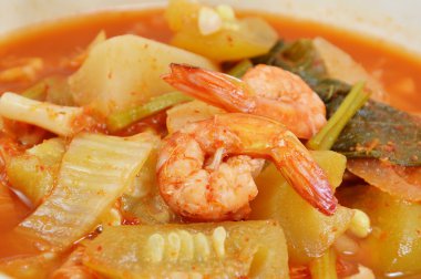 Karides ve sebze ile ekşi çorbası