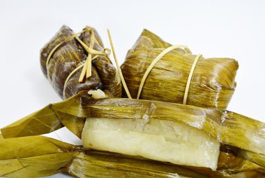 Muz yaprağında pişirilmiş glutinous pilavı.