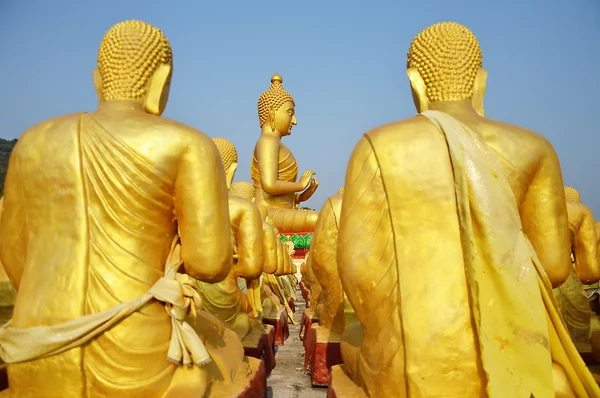 Buddha günü dolunayın üçüncü ay ay anıtın — Stok fotoğraf