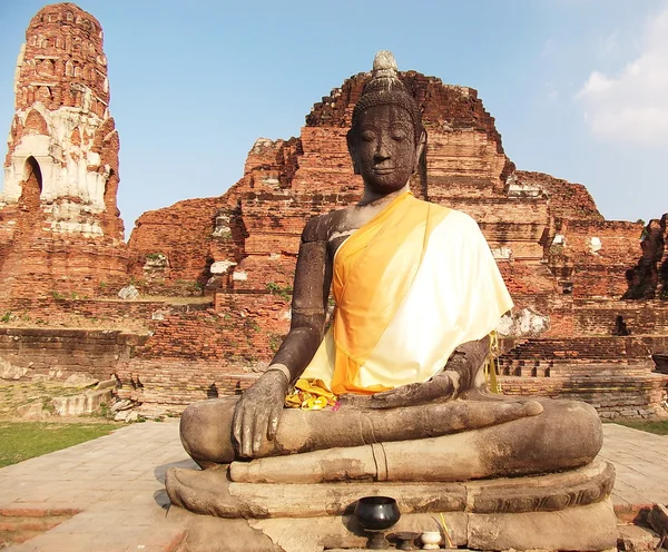 Buddha in veste gialla — Foto Stock