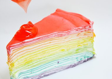 çilek daldırma ile katman krep pasta