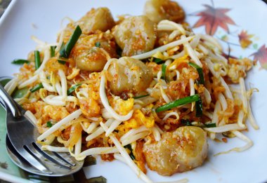 Pad Thai balık mantı ile Tepesi