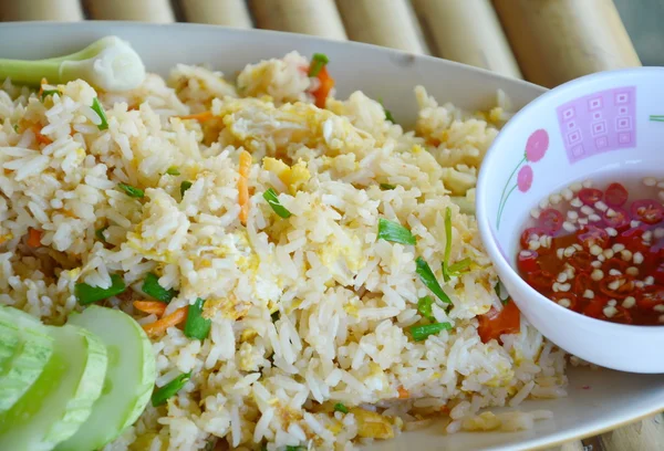 Arroz frito sobre mesa de bambú — Foto de Stock