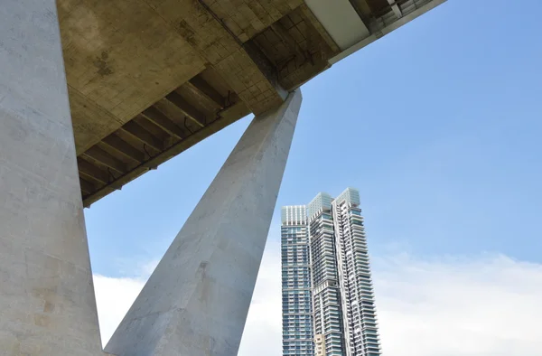 Ponte pilar em forma de v — Fotografia de Stock