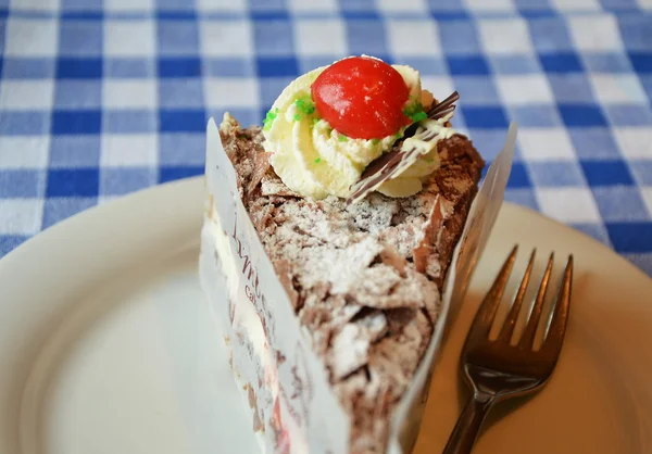 Cobertura de bolo de chocolate com cereja — Fotografia de Stock