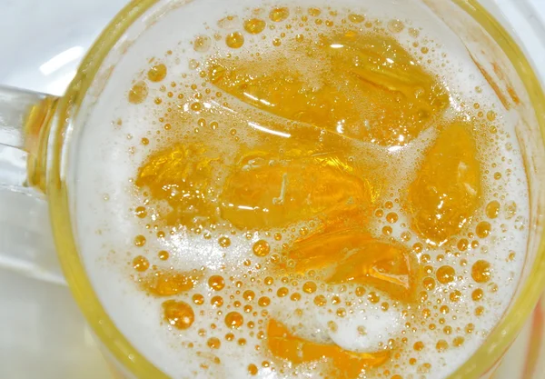 Lód na szklankę piwa — Zdjęcie stockowe