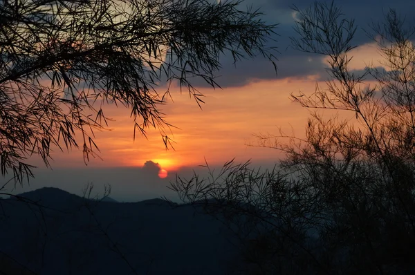 Puesta de sol en la montaña — Foto de Stock