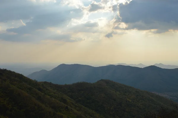 Tramonto sulla montagna — Foto Stock