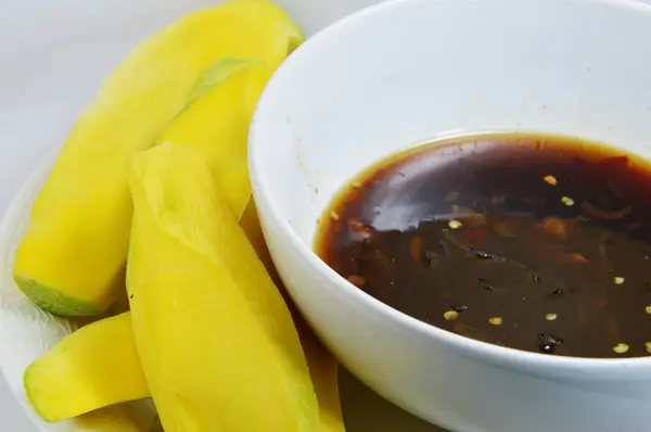 Манго з солодким рибним соусом — стокове фото