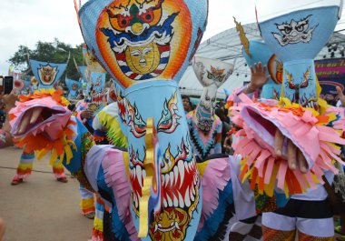 Phi Ta Khon maskeli alayı Tayland'da kutladı türüdür