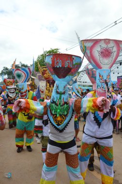 Phi Ta Khon maskeli alayı Tayland'da kutladı türüdür