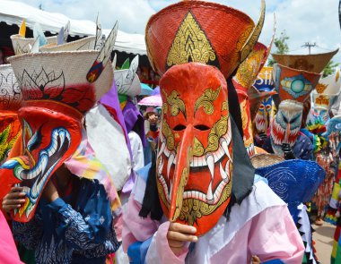 Phi Ta Khon maskeli alayı Tayland'da kutladı türüdür