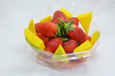 çilek ve mango plastik plaka üzerinde
