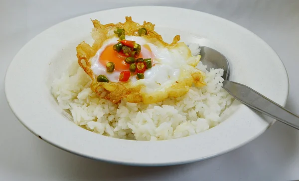 Spiegeleier auf Reis garniert mit Chilifischsoße — Stockfoto