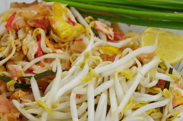 Revestimiento de fideos tailandeses con brotes de frijol — Foto de Stock