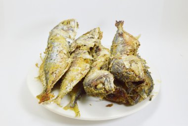 çanak üzerinde kızarmış mackerels