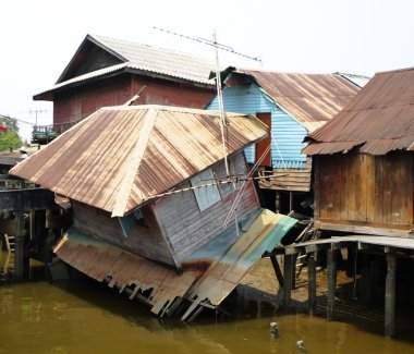 Nehri yakınında ev Daralt