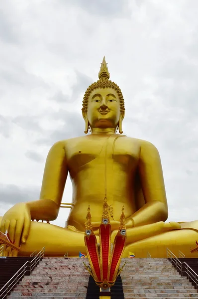 Grote gouden Boeddha — Stockfoto