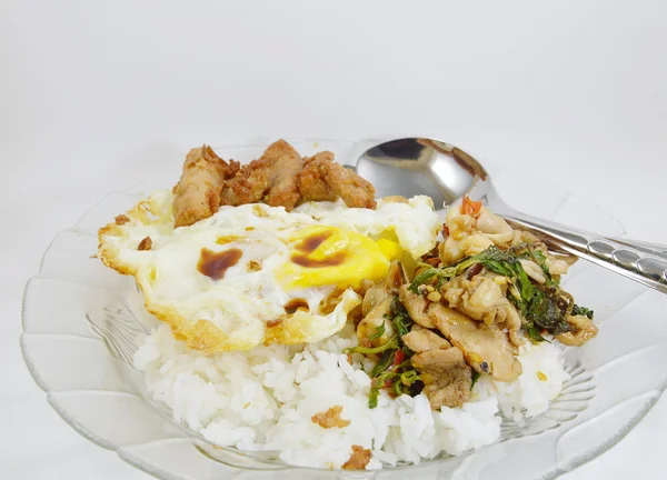 Ayam goreng pedas dan cumi-cumi dengan daun kemangi di atas nasi topping telur goreng — Stok Foto