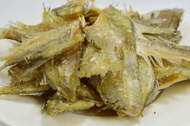 Gurami balığı çanak üzerinde ateş