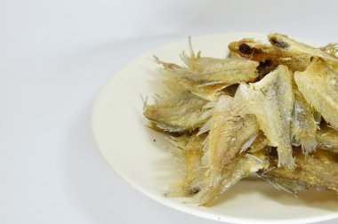 Gurami balığı çanak üzerinde ateş