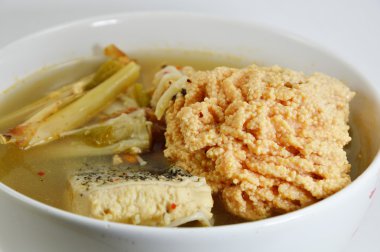 Balık ve balık yumurta tom yum