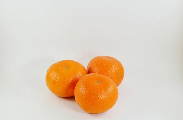 Laranja sobre fundo branco — Fotografia de Stock