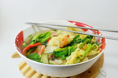 Çin noodle Barbekü domuz eti ve wanton çorbası ile yumurta