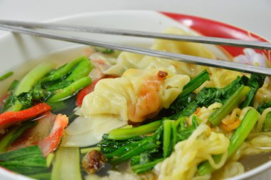 yumurta noodle ile Barbekü domuz eti ve wanton çorbası