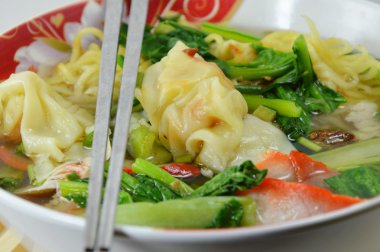 Çin noodle Barbekü domuz eti ve wanton çorbası ile yumurta
