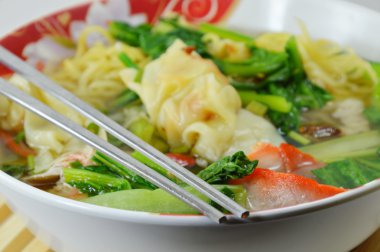 Çin noodle Barbekü domuz eti ve wanton çorbası ile yumurta