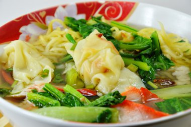 yumurta noodle ile Barbekü domuz eti ve wanton çorbası