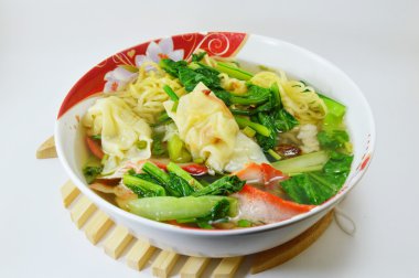 yumurta noodle ile Barbekü domuz eti ve wanton çorbası